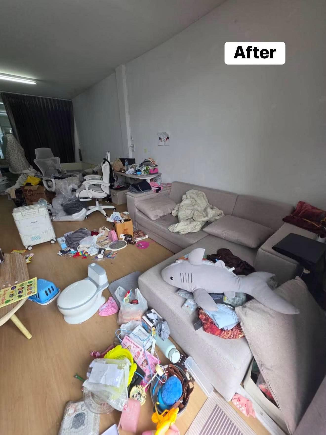 ห้องนั่งเล่นที่อยากใช้เวลาก่อนจัด มีสิ่งของวางกระจายรอบโซฟา